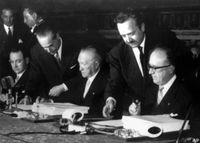 K. Adenauer bei der Unterzeichnung